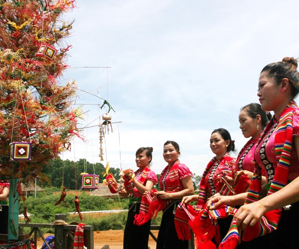 Tôn vinh vẻ đẹp trang phục truyền thống đồng bào các dân tộc thiểu số Việt Nam - Anh 4