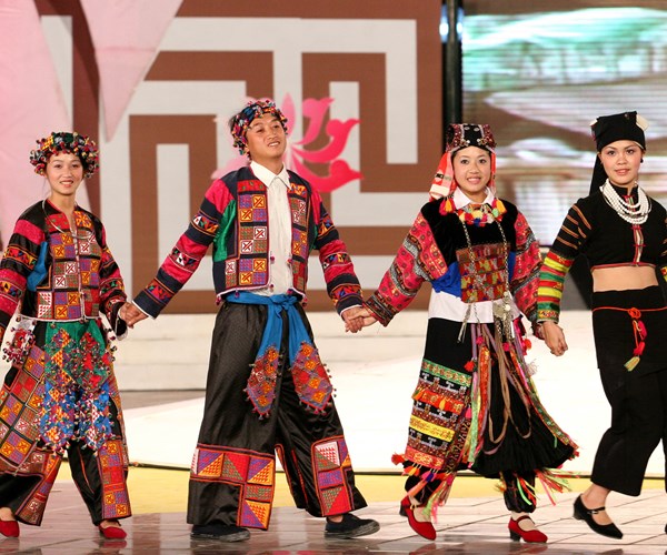 Tôn vinh vẻ đẹp trang phục truyền thống đồng bào các dân tộc thiểu số Việt Nam - Anh 2