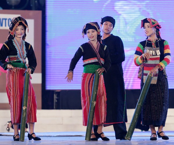Tôn vinh vẻ đẹp trang phục truyền thống đồng bào các dân tộc thiểu số Việt Nam - Anh 3