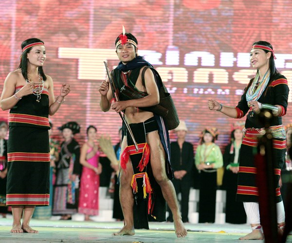 Tôn vinh vẻ đẹp trang phục truyền thống đồng bào các dân tộc thiểu số Việt Nam - Anh 8