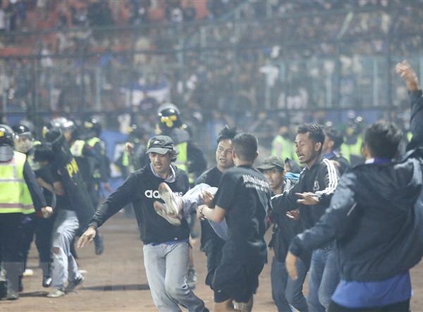 Indonesia đánh giá toàn diện giải bóng đá Liga 1 sau vụ bạo loạn - Anh 1
