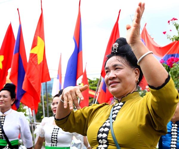 Sắt son nghĩa tình đồng bào các dân tộc vùng biên giới Việt - Lào - Anh 5