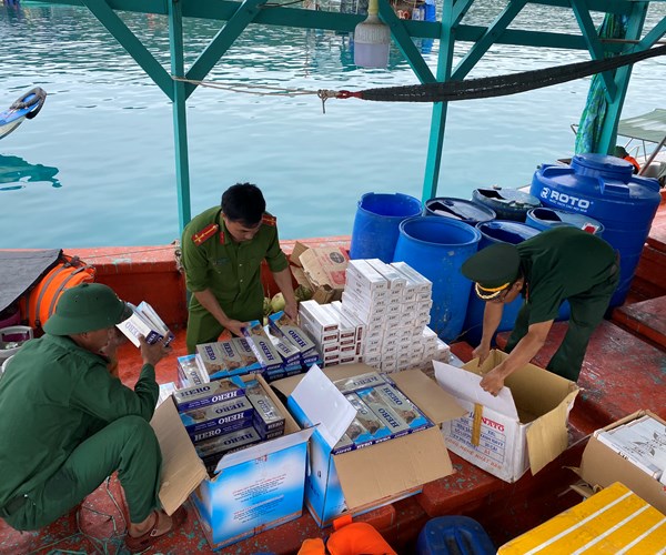 Đồn Biên phòng Thổ Châu phát hiện thu giữ 3.220 gói thuốc lá ngoại - Anh 1