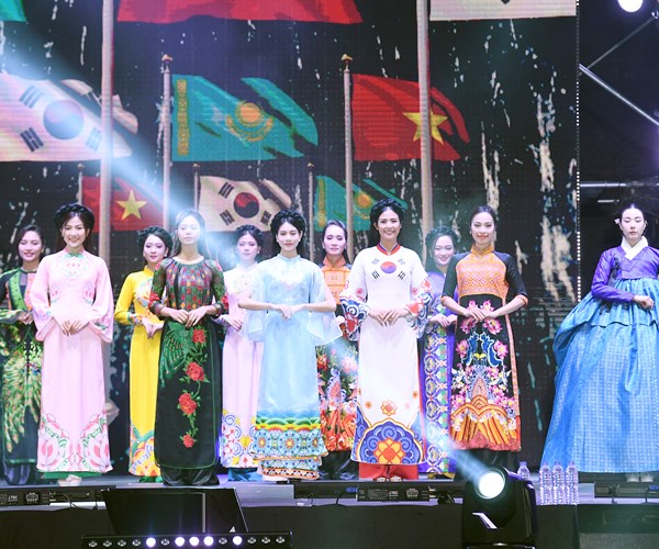 Áo dài và nghệ thuật Việt toả sáng tại Lễ hội Du lịch – Văn hoá Việt Nam tại Hàn Quốc - Anh 1