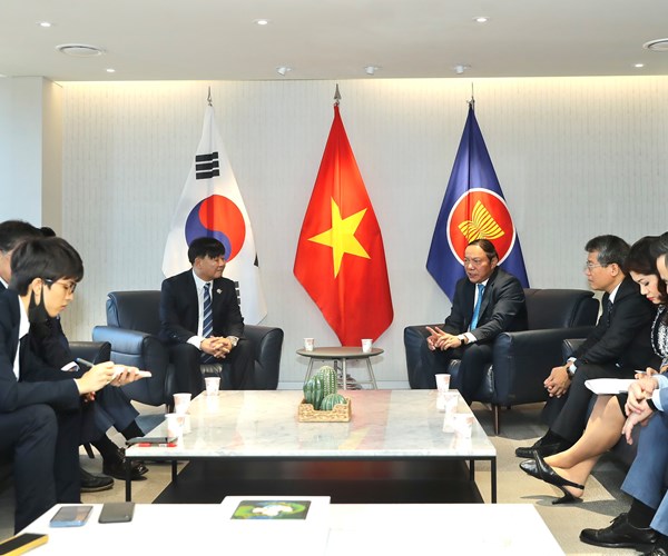 Bộ trưởng Nguyễn Văn Hùng thăm Đại sứ quán Việt Nam tại Hàn Quốc - Anh 3