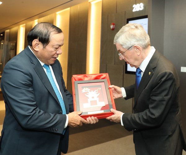 Bộ trưởng Nguyễn Văn Hùng tiếp kiến Chủ tịch Ủy ban Olympic Quốc tế - Anh 3