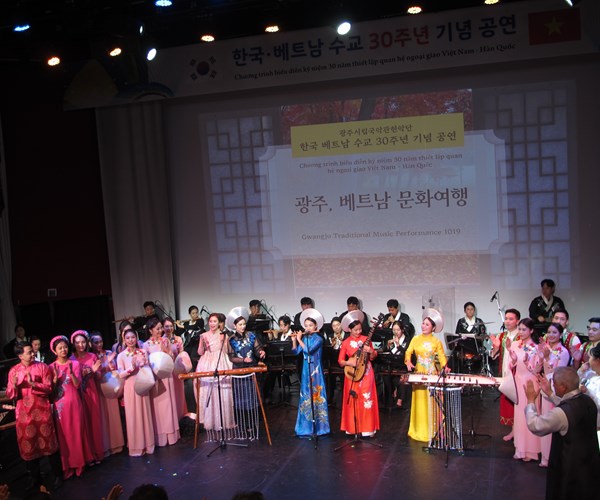 Sôi động và ấn tượng đêm giao lưu âm nhạc Việt Nam – Hàn Quốc - Anh 7