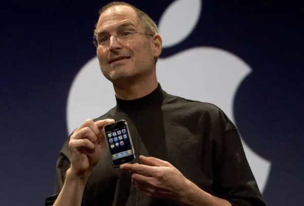 Chiếc iPhone đầu tiên được bán với giá gần 40.000 USD - Anh 1
