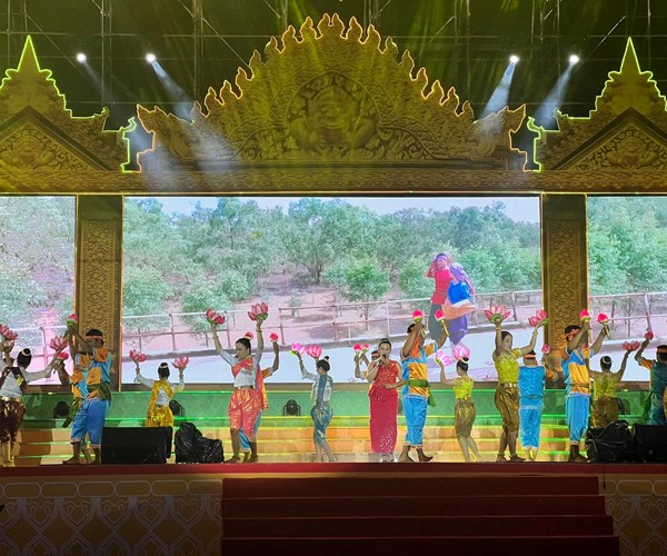 Sẵn sàng cho Lễ khai mạc Ngày hội tôn vinh bản sắc văn hóa đồng bào Khmer Nam Bộ - Anh 3