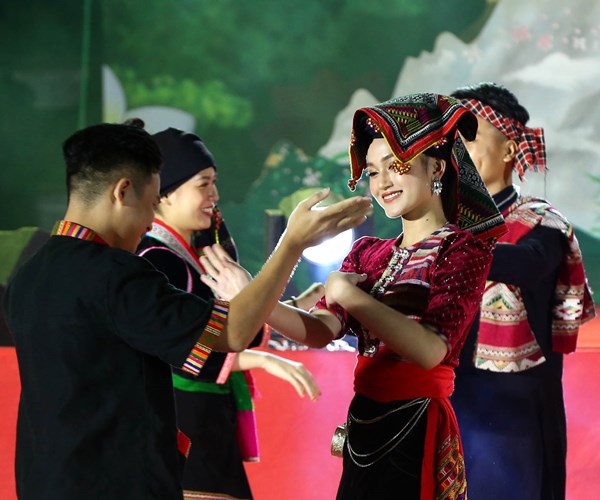 Sắp diễn ra Liên hoan trình diễn trang phục truyền thống các DTTS Việt Nam - Anh 3