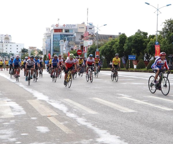 Hơn 130 VĐV tham gia Giải Đua xe đạp Lai Châu mở rộng - Anh 1