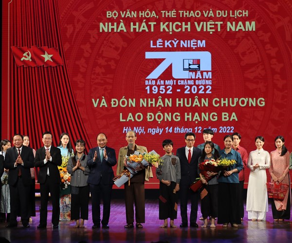 Xứng đáng là cánh chim đầu đàn của sân khấu cách mạng Việt Nam - Anh 5