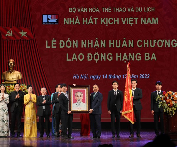 Xứng đáng là cánh chim đầu đàn của sân khấu cách mạng Việt Nam - Anh 3