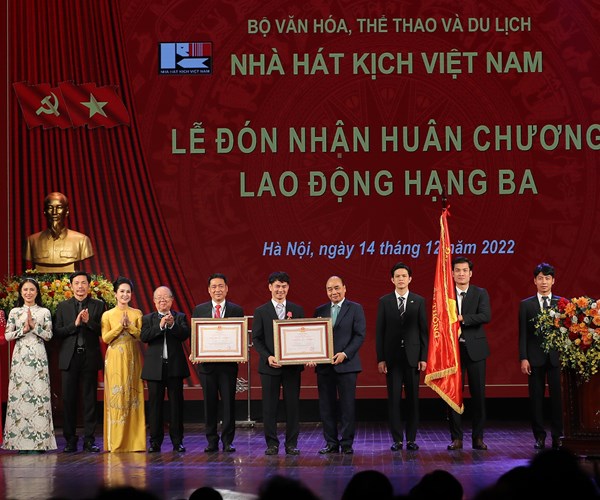 Xứng đáng là cánh chim đầu đàn của sân khấu cách mạng Việt Nam - Anh 1