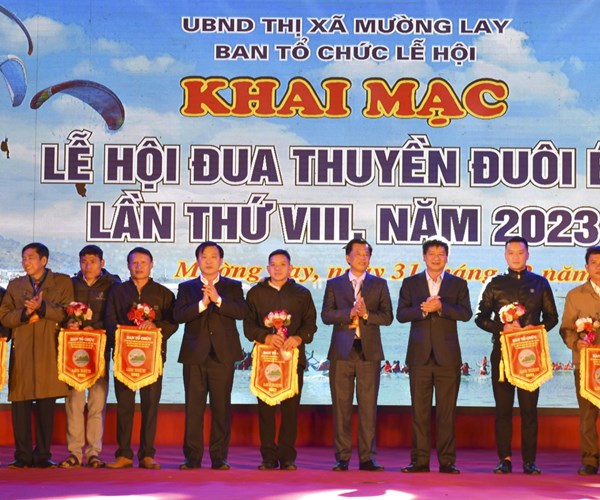 Khai mac Le hoi dua thuyen duoi en Muong Lay lan thu VIII - Anh 1