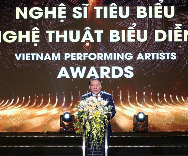 Vinh danh các nghệ sĩ tiêu biểu lĩnh vực nghệ thuật biểu diễn năm 2022: Trang trọng và xúc động - Anh 3