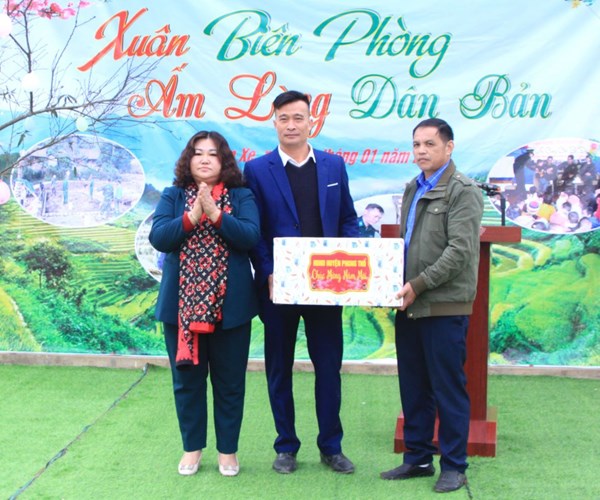 “Xuân biên phòng ấm lòng dân bản” ở xã vùng cao Phong Thổ, Lai Châu - Anh 1
