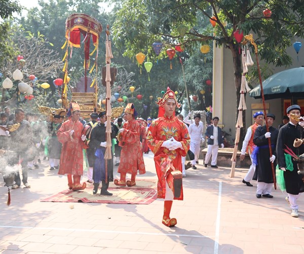 Doc dao dieu mua Con di danh bong tai le hoi lang Trieu Khuc - Anh 2
