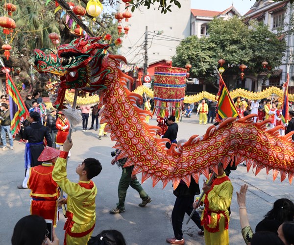 Doc dao dieu mua Con di danh bong tai le hoi lang Trieu Khuc - Anh 9