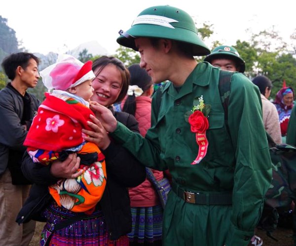 Lào Cai có gần 1000 công dân lên đường nhập ngũ - Anh 1