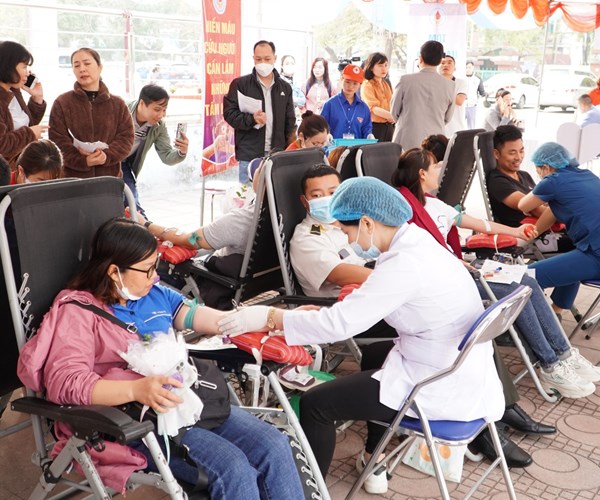 Điện Biên tiếp nhận gần 240 đơn vị máu hỗ trợ cộng đồng - Anh 1