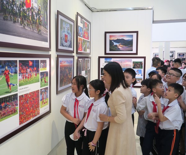 Triển lãm “Ảnh nghệ thuật Việt Nam” tại Hải Phòng - Anh 2