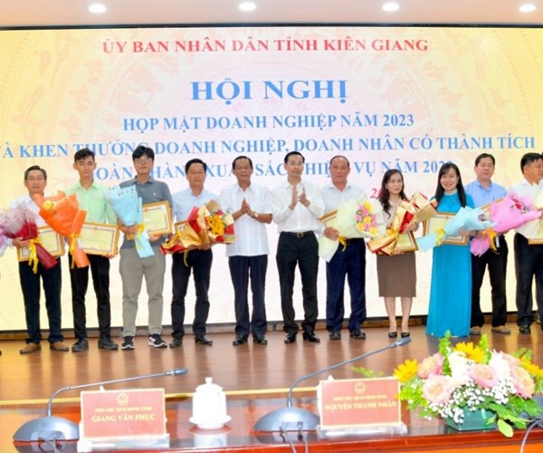 Kiên Giang khen thưởng hơn 100 doanh nghiệp, doanh nhân - Anh 1