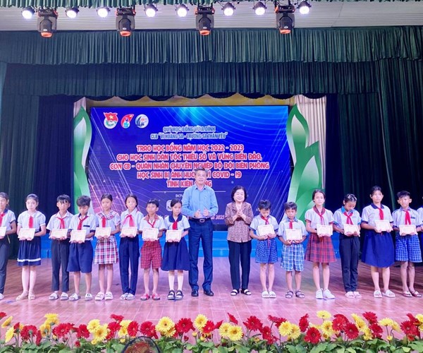 Trao học bổng Vừ A Dính và CLB 'Vì Hoàng Sa - Trường Sa thân yêu' tại Kiên Giang - Anh 1