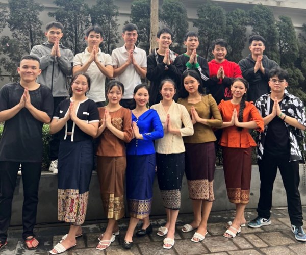 Tặng gần 1.000 vé xem xiếc cho lưu học sinh Lào tại Đà Nẵng - Anh 3