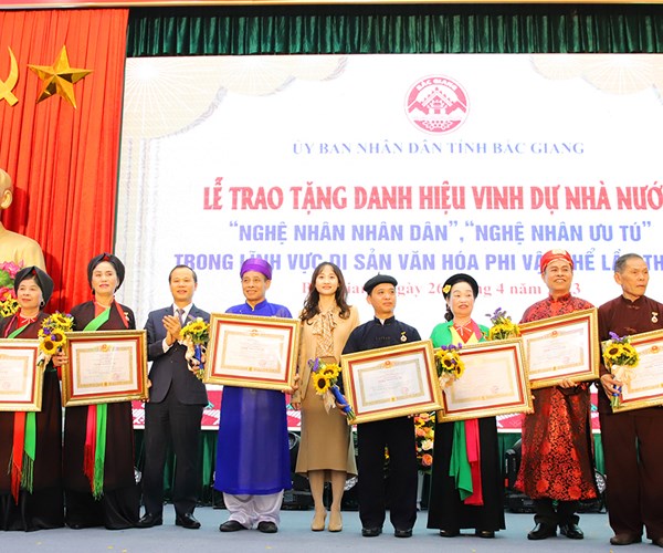 15 nghệ nhân của Bắc Giang được trao danh hiệu “Nghệ nhân Nhân dân”, “Nghệ nhân Ưu tú” - Anh 1