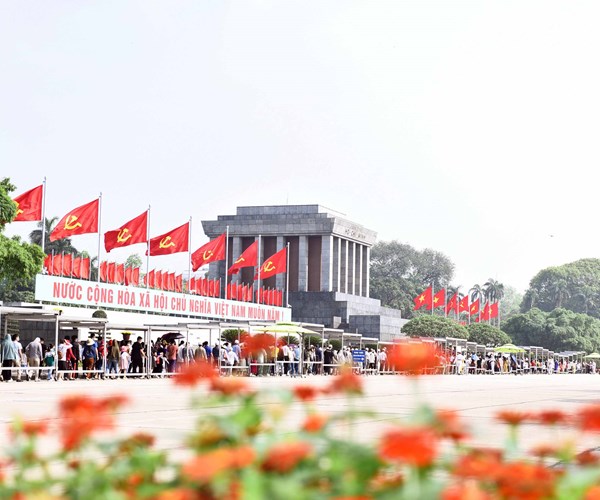 Hơn 52 nghìn lượt khách vào Lăng viếng Chủ tịch Hồ Chí Minh - Anh 1