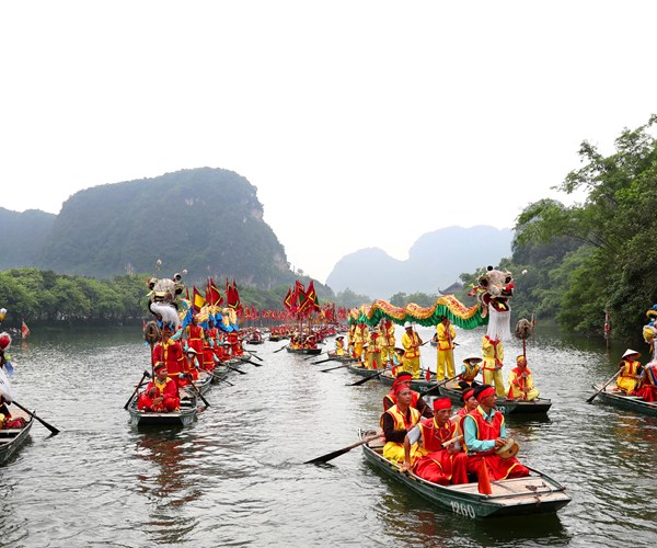 Hang van nguoi dan, du khach tham gia Le hoi Trang An - Anh 1