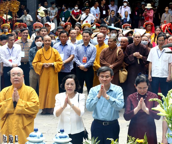 Hang van nguoi dan, du khach tham gia Le hoi Trang An - Anh 11