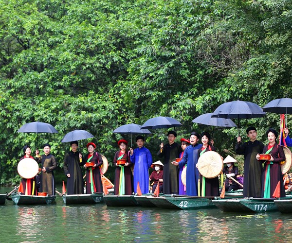 Hang van nguoi dan, du khach tham gia Le hoi Trang An - Anh 16