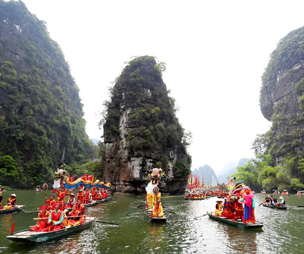 Hang van nguoi dan, du khach tham gia Le hoi Trang An - Anh 8