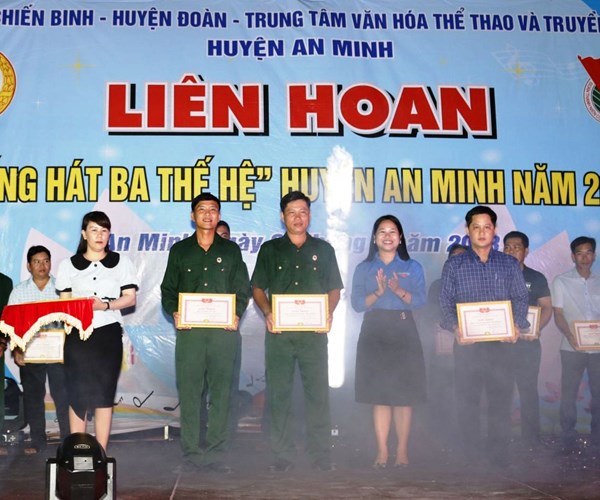 Sôi nổi Hội thi “Tiếng hát ba thế hệ” ở Kiên Giang - Anh 1