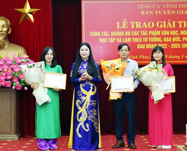 Trao Giải thưởng sáng tác về chủ đề “Học tập và làm theo tư tưởng, đạo đức, phong cách Hồ Chí Minh” - Anh 1