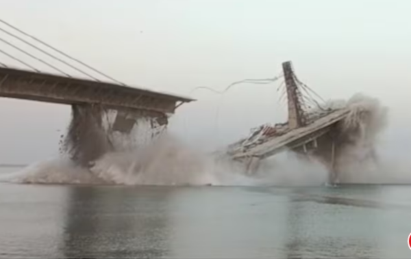 Ấn Độ: Sập cầu dây văng đang xây dựng trên sông Hằng - Anh 1