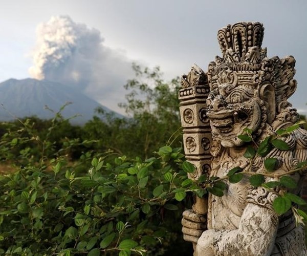 Indonesia: Bali chính thức cấm du khách lên núi thiêng - Anh 1