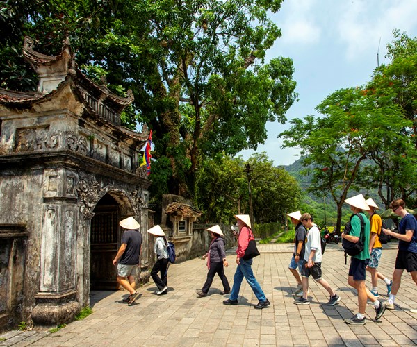 Co do Hoa Lu- ve dep co kinh cuon hut du khach - Anh 1