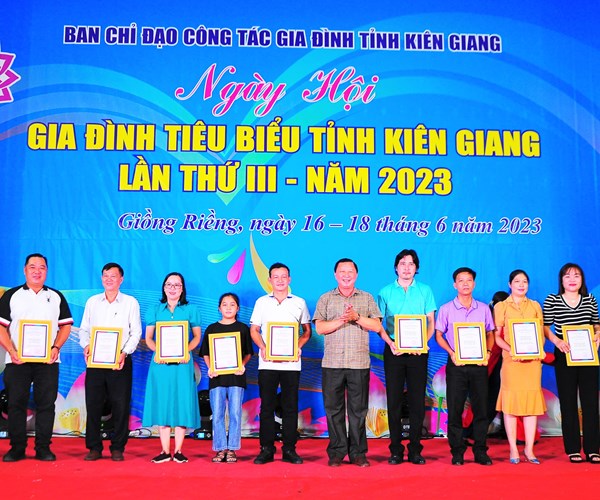 Trao 47 giải thưởng tại Ngày hội gia đình tiêu biểu tỉnh Kiên Giang - Anh 2