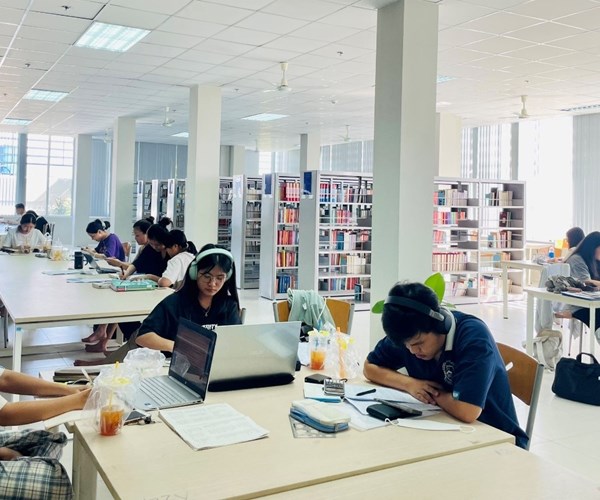 Thư viện Kiên Giang - điểm đến ngày hè của bạn trẻ mê đọc sách - Anh 1
