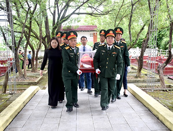 Yên Bái: Truy điệu, an táng hài cốt liệt sĩ quân tình nguyện Việt Nam hy sinh tại Lào - Anh 1