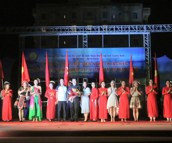 Liên đoàn Xiếc Việt Nam biểu diễn tại huyện đảo Cô Tô - Anh 1