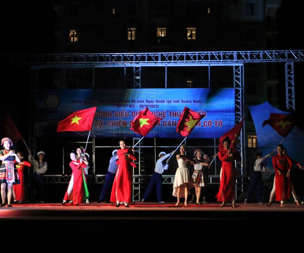 Liên đoàn Xiếc Việt Nam biểu diễn tại huyện đảo Cô Tô - Anh 2