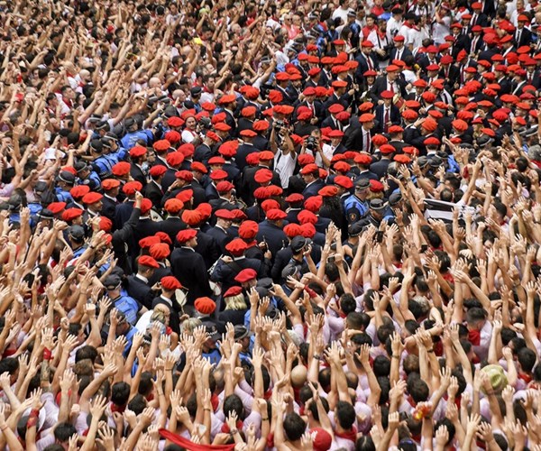 Tây Ban Nha: Hàng nghìn người dân tham gia lễ hội đấu bò San Fermin - Anh 1