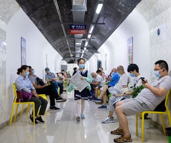 Nhiều thành phố của Trung Quốc mở hầm trú ẩn cho người dân tránh nóng - Anh 1