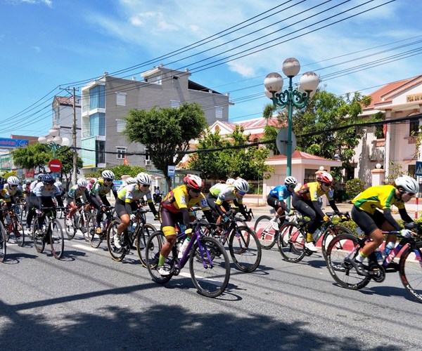 Tay đua Nguyễn Thị Thi đoạt áo Vàng sau 5 chặng Giải xe đạp nữ toàn quốc - Anh 1