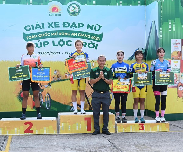 Tay đua Nguyễn Thị Thi đoạt áo Vàng sau 5 chặng Giải xe đạp nữ toàn quốc - Anh 2