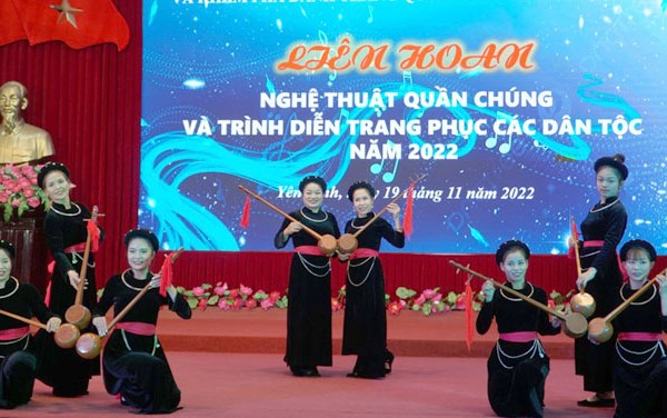 Hội diễn nghệ thuật quần chúng, trình diễn trang phục các dân tộc Yên Bái - Anh 1